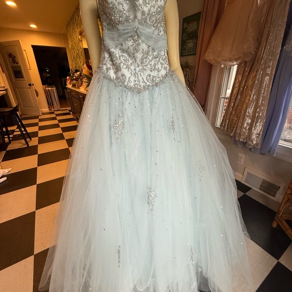Stunning Morrie Lee Ball Gown – Perfect for Quinceañera, Prom, or Formal Events - Picture 2 of 7